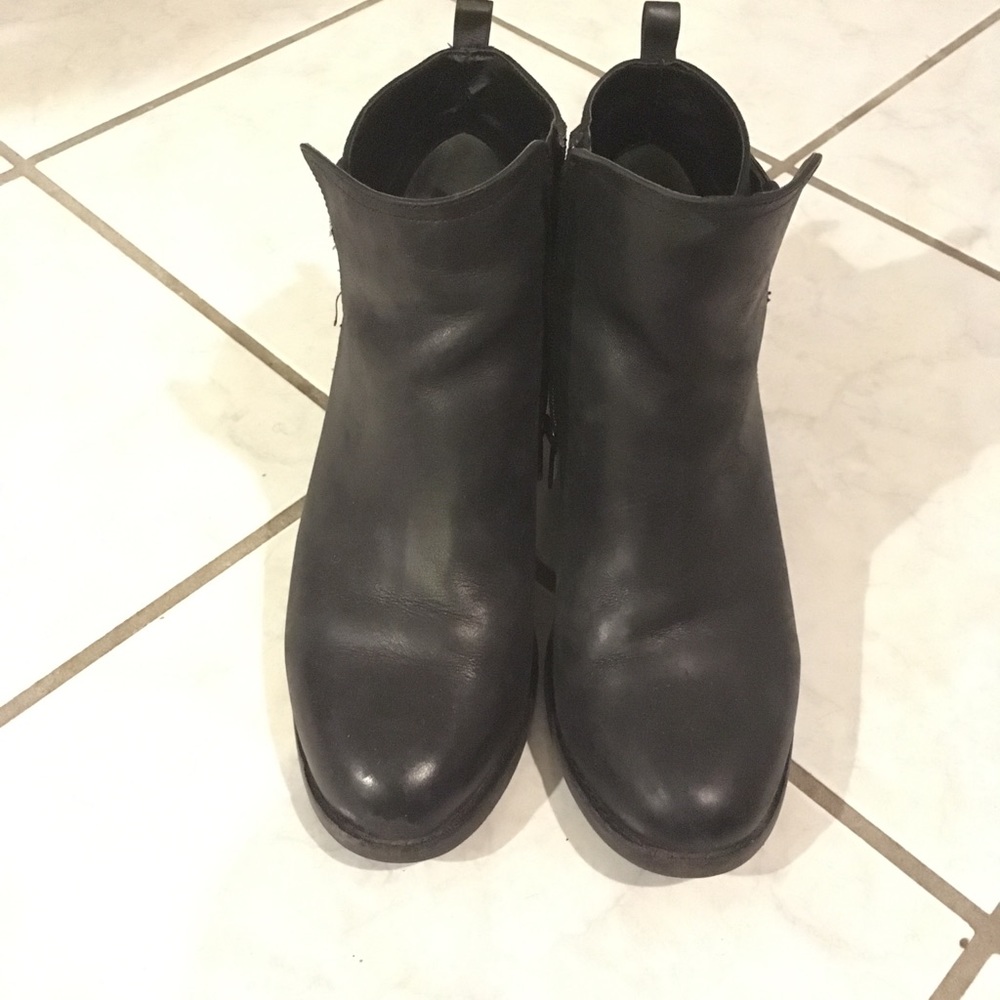 Leather black booties ankle boots